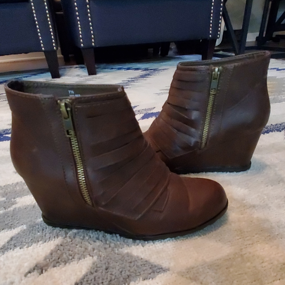 Brown wedge booties 7.5 like New!